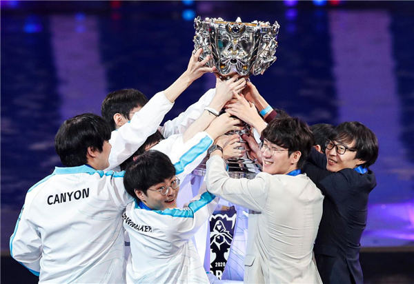 TheShy Ins晒照：谢谢把我的头发和妆都弄得很漂亮