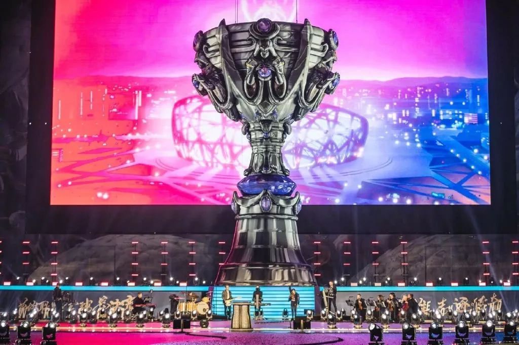 LPL女主持人希然晒照：一会赛前发布会见勒