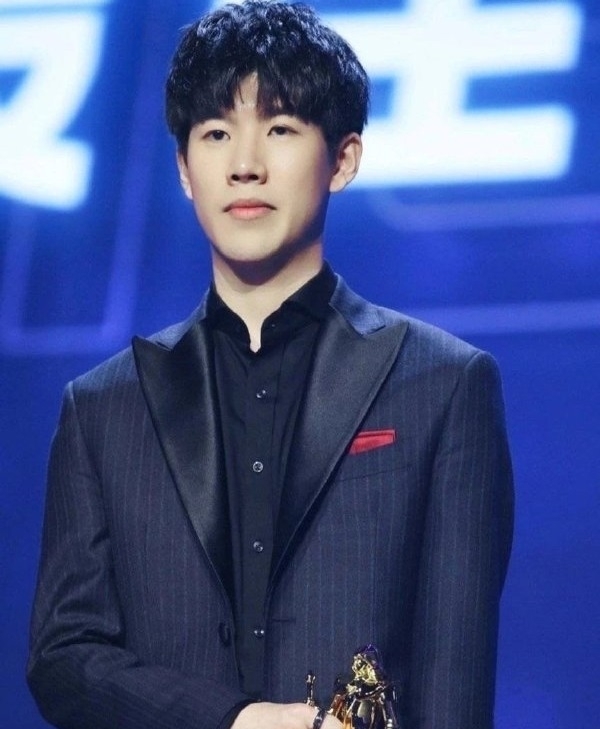 对手在LPL十周年舞台再次相遇，一起见证新十年首冠，无畏竞巅峰！