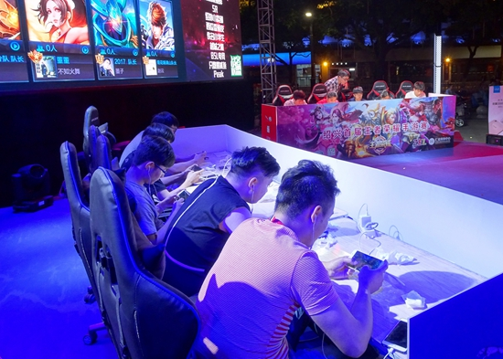 紧张！球神表现出色，帮助团队赢得了第一场比赛！EDG 1-0 TL